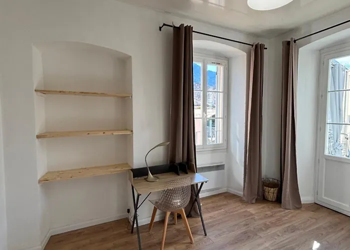 Magnifique Grand T3 Refait A Neuf En 2025 Plein Centre 13 Cours Paoli Wifi Ecran Plat Lave Linge 6 Couchages Apartmán *