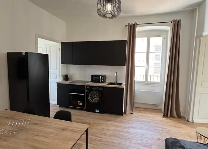 Magnifique Grand T3 Refait à Neuf En 2025 Plein Centre 13 Cours Paoli Wifi écran Plat Lave Linge 6 Couchages